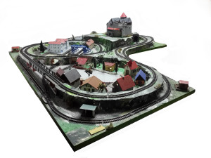 Diorama Plastico Ferroviario costuito artigianalmente con stazione e galleria completo di impianto elettrico